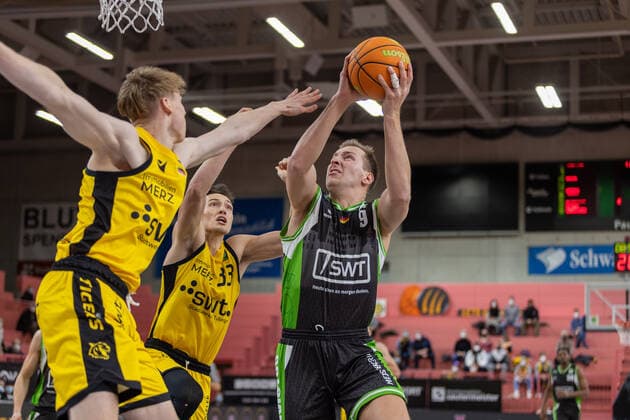 Timo Lanmueller Tigers Tuebingen, 7 Ryan Mikesell Tigers Tuebingen, 33 Jonas Grof Roemerstrom Gladiators Trier, 09 ¨¨Tigers Tuebingen vs Roemerstrom Gladiators Trier, 2 Basketball, Bundesliga, Pro A, Barmer 2 Basketball, Matchday 17, Season 2021 2022, 02 01 2022, ¨¨ Tigers Tuebingen Roemerstrom Gladiators Trier, Basketball, 2 Bundesliga, Barmer 2 Basketball, Matchday 17, Season 2021 2022, 02 01 2022 Tuebingen. Copyright: xNinaxSander xEibnerxPressefotoxIx EP_NSR