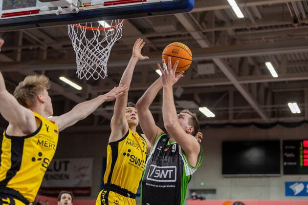 Timo Lanmueller Tigers Tuebingen, 7 Ryan Mikesell Tigers Tuebingen, 33 Jonas Grof Roemerstrom Gladiators Trier, 09 ¨¨Tigers Tuebingen vs Roemerstrom Gladiators Trier, 2 Basketball, Bundesliga, Pro A, Barmer 2 Basketball, Matchday 17, Season 2021 2022, 02 01 2022, ¨¨ Tigers Tuebingen Roemerstrom Gladiators Trier, Basketball, 2 Bundesliga, Barmer 2 Basketball, Matchday 17, Season 2021 2022, 02 01 2022 Tuebingen. Copyright: xNinaxSander xEibnerxPressefotoxIx EP_NSR