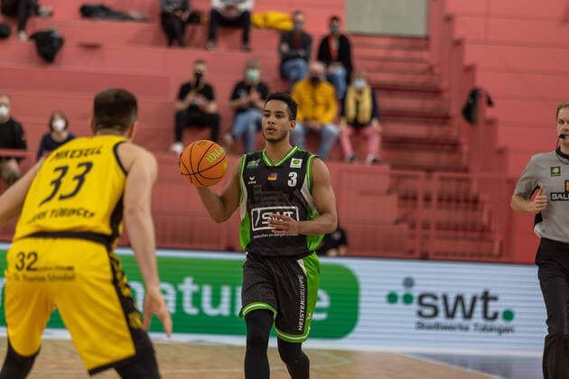 Ryan Mikesell Tigers Tuebingen, 33 Garai Zeeb Roemerstrom Gladiators Trier, 03 ¨¨Tigers Tuebingen vs Roemerstrom Gladiators Trier, 2 Basketball, Bundesliga, Pro A, Barmer 2 Basketball, Matchday 17, Season 2021 2022, 02 01 2022, ¨¨ Tigers Tuebingen Roemerstrom Gladiators Trier, Basketball, 2 Bundesliga, Barmer 2 Basketball, Matchday 17, Season 2021 2022, 02 01 2022 Tuebingen. Copyright: xNinaxSander xEibnerxPressefotoxIx EP_NSR