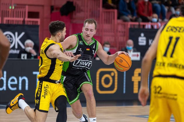 Joanic Gruettner Bacoul Tigers Tuebingen, 50 Jonas Grof Roemerstrom Gladiators Trier, 09 ¨¨Tigers Tuebingen vs Roemerstrom Gladiators Trier, 2 Basketball, Bundesliga, Pro A, Barmer 2 Basketball, Matchday 17, Season 2021 2022, 02 01 2022, ¨¨ Tigers Tuebingen Roemerstrom Gladiators Trier, Basketball, 2 Bundesliga, Barmer 2 Basketball, Matchday 17, Season 2021 2022, 02 01 2022 Tuebingen. Copyright: xNinaxSander xEibnerxPressefotoxIx EP_NSR