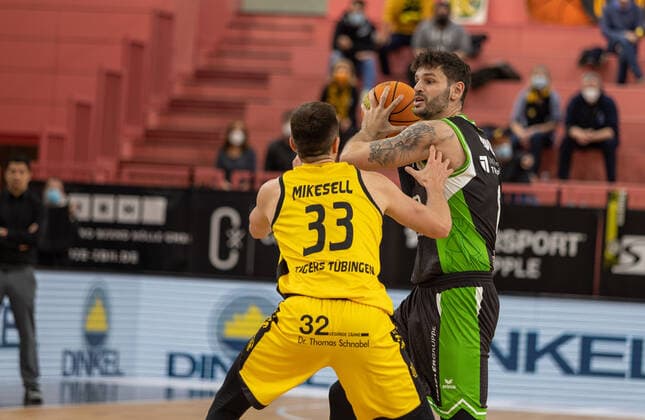 Ryan Mikesell Tigers Tuebingen, 33 Enosch Wolf Roemerstrom Gladiators Trier, 08 ¨¨Tigers Tuebingen vs Roemerstrom Gladiators Trier, 2 Basketball, Bundesliga, Pro A, Barmer 2 Basketball, Matchday 17, Season 2021 2022, 02 01 2022, ¨¨ Tigers Tuebingen Roemerstrom Gladiators Trier, Basketball, 2 Bundesliga, Barmer 2 Basketball, Matchday 17, Season 2021 2022, 02 01 2022 Tuebingen. Copyright: xNinaxSander xEibnerxPressefotoxIx EP_NSR