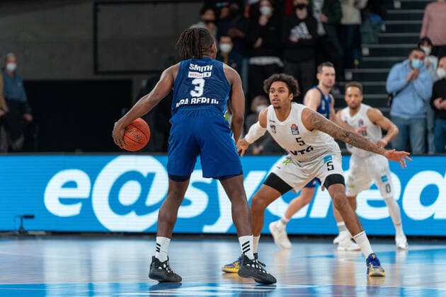 Jaleen Smith ALBA Berlin 3 vs Caleb Homesley Hamburg Towers 5 Hamburg Towers vs ALBA Berlin, Basketball, Bundesliga, Hauptrunde, Spieltag 15, Saison 2021 2022, 02 01 2022 Marcel von Fehrn Hamburg Towers vs ALBA Berlin, Basketball, Bundesliga, Hauptrunde, Spieltag 15, Saison 2021 2022, 02 01 2022 Hamburg Copyright: xEibnerxPressefoto MarcelxvonxFehrnx EP_MFN