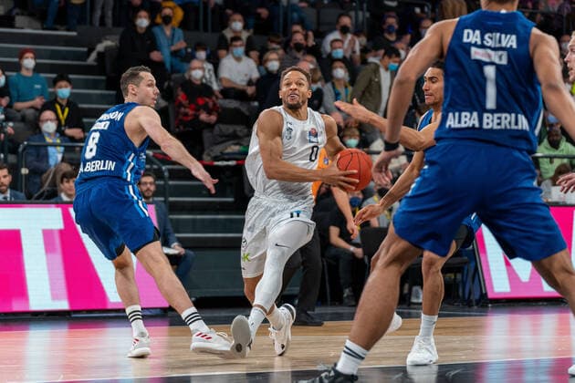 Jaylon Brown Hamburg Towers 0 jumps off to throw Hamburg Towers vs ALBA Berlin, Basketball, Bundesliga, Hauptrunde, Spieltag 15, Saison 2021 2022, 02 01 2022 Marcel von Fehrn Hamburg Towers vs ALBA Berlin, Basketball, Bundesliga, Hauptrunde, Spieltag 15, Saison 2021 2022, 02 01 2022 Hamburg Copyright: xEibnerxPressefoto MarcelxvonxFehrnx EP_MFN