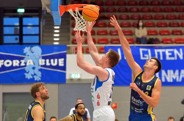 2 1 2022, Basketball, 2 Bundesliga Pro B, Dresden Titans TSV Oberhaching Topics, Dresdens Arne Wendler successful at the basket, Saxony Germany