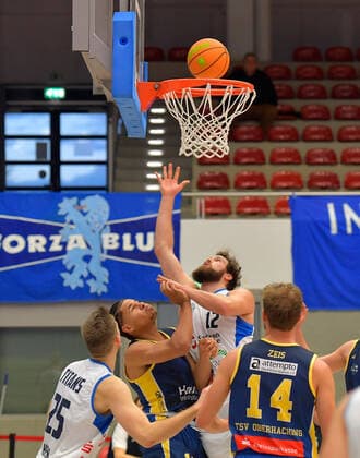 2 1 2022, Basketball, 2 Bundesliga Pro B, Dresden Titans TSV Oberhaching Topics, Dresdens Tanner Graham successful at the basket, c Saxony Germany
