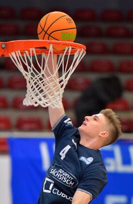 2 1 2022, Basketball, 2 Bundesliga Pro B, Dresden Titans TSV Oberhaching Topics, Dresdens Daniel Kirchner warming up at the basket, Saxony Germany