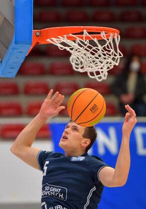 2 1 2022, Basketball, 2 Bundesliga Pro B, Dresden Titans TSV Oberhaching Topics, Dresdens Bela Wencel warming up at the basket, Saxony Germany
