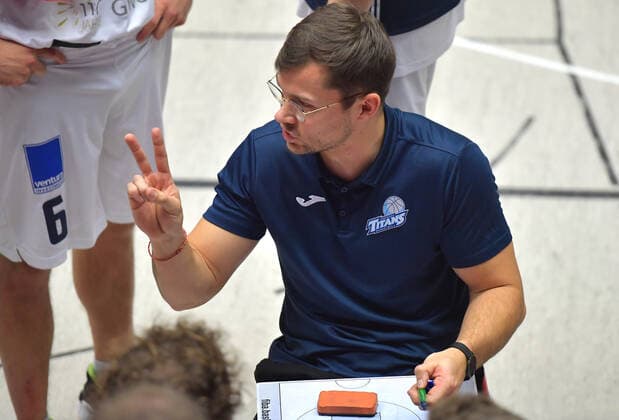 2 1 2022, Basketball, 2 Bundesliga Pro B, Dresden Titans TSV Oberhaching Topics, Dresdens coach Fabian Strauß, Saxony Germany