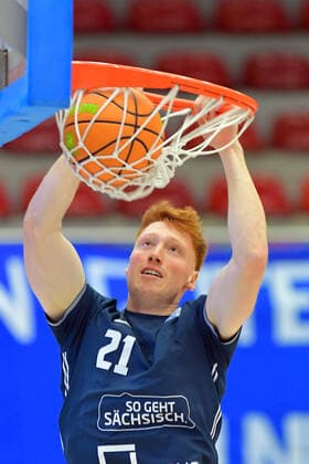 2 1 2022, Basketball, 2 Bundesliga Pro B, Dresden Titans TSV Oberhaching Topics, Dresdens Julius Stahl warming up at the basket, Saxony Germany