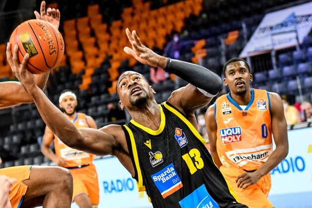 GER, BBL, ratiopharm ulm vs MHP RIESEN Ludwigsburg 02 01 2022, ratiopharm arena, Neu Ulm, GER, BBL, ratiopharm ulm vs MHP RIESEN Ludwigsburg, in the picture determined Yorman Polas Bartolo Ludwigsburg, 13 goes towards the basket, Semaj Christon Ulm, 0 nordphotoxGmbHx xHafner nph00200