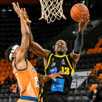 GER, BBL, ratiopharm ulm vs MHP RIESEN Ludwigsburg 02 01 2022, ratiopharm arena, Neu Ulm, GER, BBL, ratiopharm ulm vs MHP RIESEN Ludwigsburg, in the picture determined Yorman Polas Bartolo Ludwigsburg, 13 goes to the basket, Jaron Blossomgame Ulm, 4 nordphotoxGmbHx xHafner nph00200