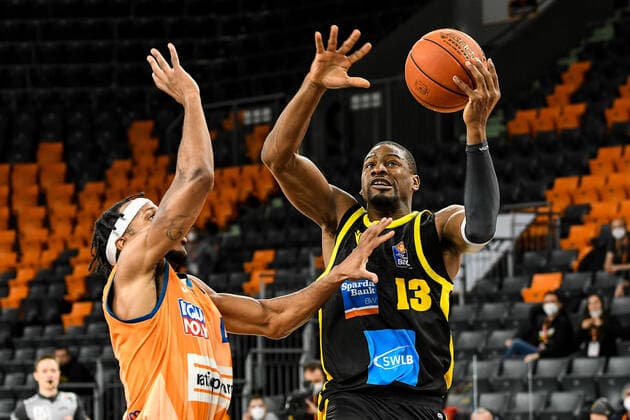 GER, BBL, ratiopharm ulm vs MHP RIESEN Ludwigsburg 02 01 2022, ratiopharm arena, Neu Ulm, GER, BBL, ratiopharm ulm vs MHP RIESEN Ludwigsburg, in the picture determined Yorman Polas Bartolo Ludwigsburg, 13 goes to the basket, Jaron Blossomgame Ulm, 4 nordphotoxGmbHx xHafner nph00200