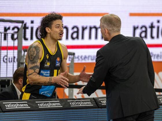 Jonah Radebaugh MHP Riesen Ludwigsburg, 12 , John Patrick MHP Riesen Ludwigsburg, Head Coach , GER, Ratiopharm Ulm vs MHP Riesen Ludwigsburg, Basketball, Bundesliga, easycredit, 15 Spieltag, Spielzeit 2021 2022, 02 01 2022, GER, Ratiopharm Ulm vs MHP Riesen Ludwigsburg, Basketball, Bundesliga, easycredit, 15 Spieltag, Spielzeit 2021 2022, 02 01 2022 Ulm Copyright: xEibner-Pressefoto SaschaxWaltherx EP_EER