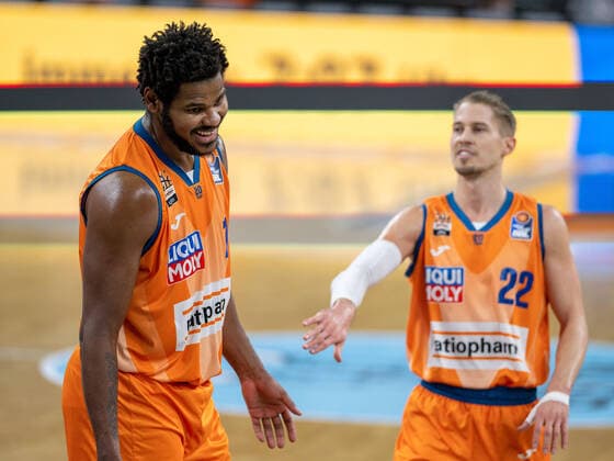 Christiano Felicio Ratiopharm Ulm 01 , is disappointed disappointed, dissatisfied with Thomas Klepeisz Ratiopharm Ulm 22 , GER, Ratiopharm Ulm vs MHP Riesen Ludwigsburg, Basketball, Bundesliga, easycredit, 15 Spieltag, Spielzeit 2021 2022, 02 01 2022, GER, Ratiopharm Ulm vs MHP Riesen Ludwigsburg, Basketball, Bundesliga, easycredit, 15 Spieltag, Spielzeit 2021 2022, 02 01 2022 Ulm Copyright: xEibner-Pressefoto SaschaxWaltherx EP_EER