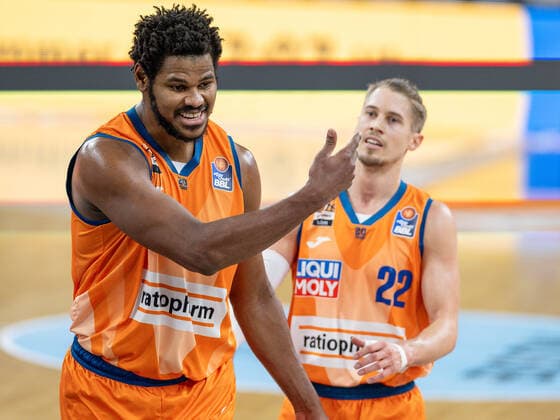 Christiano Felicio Ratiopharm Ulm 01 , is disappointed disappointed, dissatisfied with Thomas Klepeisz Ratiopharm Ulm 22 , GER, Ratiopharm Ulm vs MHP Riesen Ludwigsburg, Basketball, Bundesliga, easycredit, 15 Spieltag, Spielzeit 2021 2022, 02 01 2022, GER, Ratiopharm Ulm vs MHP Riesen Ludwigsburg, Basketball, Bundesliga, easycredit, 15 Spieltag, Spielzeit 2021 2022, 02 01 2022 Ulm Copyright: xEibner-Pressefoto SaschaxWaltherx EP_EER