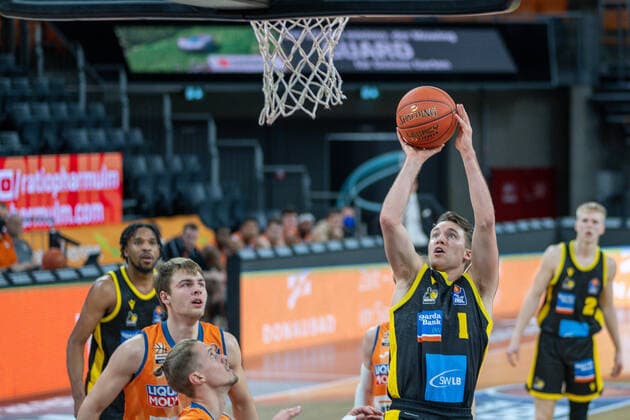 Jordan Hulls MHP Riesen Ludwigsburg, 01 , Thomas Klepeisz Ratiopharm Ulm 22 , GER, Ratiopharm Ulm vs MHP Riesen Ludwigsburg, Basketball, Bundesliga, easycredit, 15 Spieltag, Spielzeit 2021 2022, 02 01 2022, GER, Ratiopharm Ulm vs MHP Riesen Ludwigsburg, Basketball, Bundesliga, easycredit, 15 Spieltag, Spielzeit 2021 2022, 02 01 2022 Ulm Copyright: xEibner-Pressefoto SaschaxWaltherx EP_EER