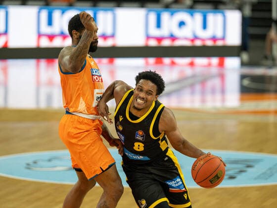 Sindarius Thornwell Ratiopharm Ulm 07 , James Woodard MHP Riesen Ludwigsburg, 08 , GER, Ratiopharm Ulm vs MHP Riesen Ludwigsburg, Basketball, Bundesliga, easycredit, 15 Spieltag, Spielzeit 2021 2022, 02 01 2022, GER, Ratiopharm Ulm vs MHP Riesen Ludwigsburg, Basketball, Bundesliga, easycredit, 15 Spieltag, Spielzeit 2021 2022, 02 01 2022 Ulm Copyright: xEibner-Pressefoto SaschaxWaltherx EP_EER