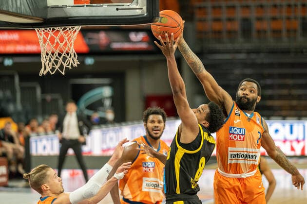 Sindarius Thornwell Ratiopharm Ulm 07 , James Woodard MHP Riesen Ludwigsburg, 08 , GER, Ratiopharm Ulm vs MHP Riesen Ludwigsburg, Basketball, Bundesliga, easycredit, 15 Spieltag, Spielzeit 2021 2022, 02 01 2022, GER, Ratiopharm Ulm vs MHP Riesen Ludwigsburg, Basketball, Bundesliga, easycredit, 15 Spieltag, Spielzeit 2021 2022, 02 01 2022 Ulm Copyright: xEibner-Pressefoto SaschaxWaltherx EP_EER