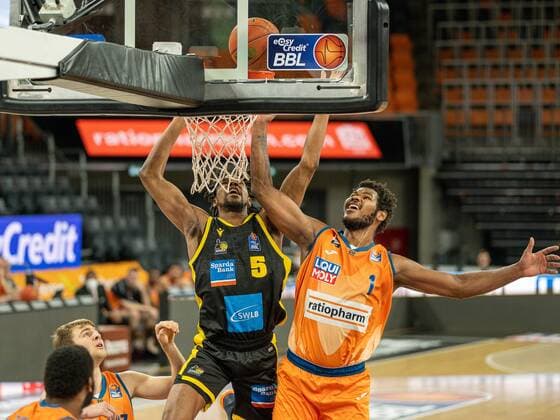 Justin Simon MHP Riesen Ludwigsburg, 05 , Christiano Felicio Ratiopharm Ulm 01 , GER, Ratiopharm Ulm vs MHP Riesen Ludwigsburg, Basketball, Bundesliga, easycredit, 15 Spieltag, Spielzeit 2021 2022, 02 01 2022, GER, Ratiopharm Ulm vs MHP Riesen Ludwigsburg, Basketball, Bundesliga, easycredit, 15 Spieltag, Spielzeit 2021 2022, 02 01 2022 Ulm Copyright: xEibner-Pressefoto SaschaxWaltherx EP_EER