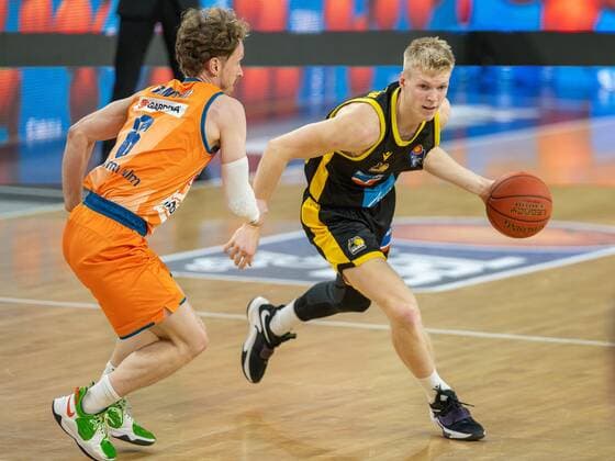 Per Guenther Ratiopharm Ulm 06 , Jacob Patrick MHP Riesen Ludwigsburg, 02 , GER, Ratiopharm Ulm vs MHP Riesen Ludwigsburg, Basketball, Bundesliga, easycredit, 15 Spieltag, Spielzeit 2021 2022, 02 01 2022, GER, Ratiopharm Ulm vs MHP Riesen Ludwigsburg, Basketball, Bundesliga, easycredit, 15 Spieltag, Spielzeit 2021 2022, 02 01 2022 Ulm Copyright: xEibner-Pressefoto SaschaxWaltherx EP_EER