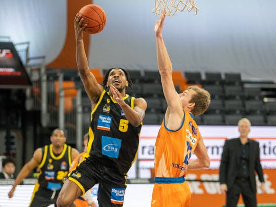 Justin Simon MHP Riesen Ludwigsburg, 05 , Moritz Krimmer Ratiopharm Ulm 27 , GER, Ratiopharm Ulm vs MHP Riesen Ludwigsburg, Basketball, Bundesliga, easycredit, 15 Spieltag, Spielzeit 2021 2022, 02 01 2022, GER, Ratiopharm Ulm vs MHP Riesen Ludwigsburg, Basketball, Bundesliga, easycredit, 15 Spieltag, Spielzeit 2021 2022, 02 01 2022 Ulm Copyright: xEibner-Pressefoto SaschaxWaltherx EP_EER