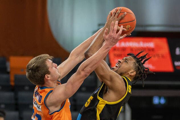 Moritz Krimmer Ratiopharm Ulm 27 , Justin Simon MHP Riesen Ludwigsburg, 05 , GER, Ratiopharm Ulm vs MHP Riesen Ludwigsburg, Basketball, Bundesliga, easycredit, 15 Spieltag, Spielzeit 2021 2022, 02 01 2022, GER, Ratiopharm Ulm vs MHP Riesen Ludwigsburg, Basketball, Bundesliga, easycredit, 15 Spieltag, Spielzeit 2021 2022, 02 01 2022 Ulm Copyright: xEibner-Pressefoto SaschaxWaltherx EP_EER