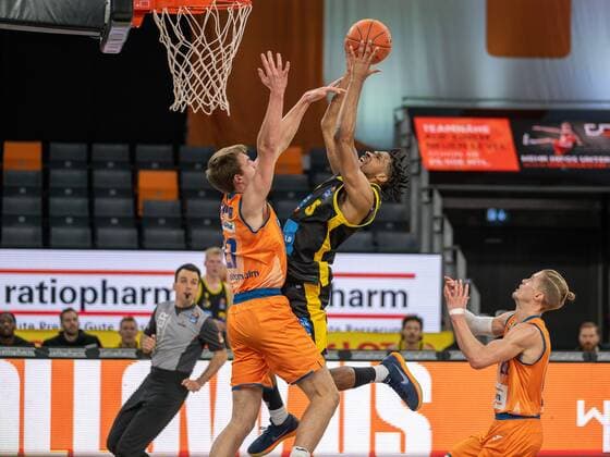 Moritz Krimmer Ratiopharm Ulm 27 , Justin Simon MHP Riesen Ludwigsburg, 05 , GER, Ratiopharm Ulm vs MHP Riesen Ludwigsburg, Basketball, Bundesliga, easycredit, 15 Spieltag, Spielzeit 2021 2022, 02 01 2022, GER, Ratiopharm Ulm vs MHP Riesen Ludwigsburg, Basketball, Bundesliga, easycredit, 15 Spieltag, Spielzeit 2021 2022, 02 01 2022 Ulm Copyright: xEibner-Pressefoto SaschaxWaltherx EP_EER