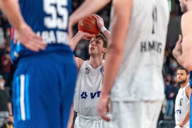 Lukas Meisner Hamburg Towers 7 at free throw Hamburg Towers vs ALBA Berlin, Basketball, Bundesliga, Hauptrunde, Spieltag 15, Saison 2021 2022, 02 01 2022 Marcel von Fehrn Hamburg Towers vs ALBA Berlin, Basketball, Bundesliga, Hauptrunde, Spieltag 15, Saison 2021 2022, 02 01 2022 Hamburg Copyright: xEibnerxPressefoto MarcelxvonxFehrnx EP_MFN