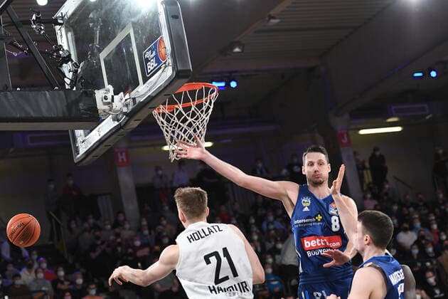 Basketball I Mens I 2021 2022 Season I Bundesliga I 13 Matchday I Hamburg Towers ALBA Berlin I 02 01 2022 action under the basket Justus Hollatz 21, point guard, Hamburg Towers charges Marcus Eriksson 8, ALBA Berlin Hamburg edel optics de Arena Hamburg Germany Copyright: xLobeca AndreasxHannigx