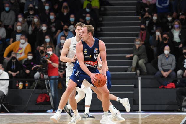 Basketball I Men I Season 2021 2022 I Bundesliga I 13 Matchday I Hamburg Towers ALBA Berlin I 02 01 2022 Luke Sikma 43, ALBA Berlin Hamburg edel optics de Arena Hamburg Germany Copyright: xLobeca AndreasxHannigx