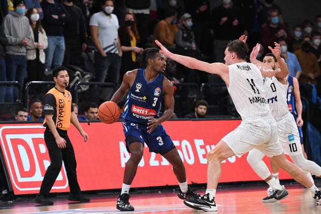 Basketball I Mens I 2021 2022 Season I Bundesliga I 13 Matchday I Hamburg Towers ALBA Berlin I 02 01 2022 Jaleen Smith 3, ALBA Berlin vs Maik Kotsar 11, Center, Hamburg Towers and Ray McCallum 10, Point Guard, Hamburg Towers Hamburg edel optics de Arena Hamburg Germany. Copyright: xLobeca AndreasxHannigx