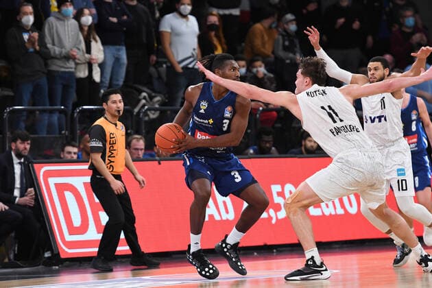 Basketball I Mens I 2021 2022 Season I Bundesliga I 13 Matchday I Hamburg Towers ALBA Berlin I 02 01 2022 Jaleen Smith 3, ALBA Berlin vs Maik Kotsar 11, Center, Hamburg Towers and Ray McCallum 10, Point Guard, Hamburg Towers Hamburg edel optics de Arena Hamburg Germany. Copyright: xLobeca AndreasxHannigx