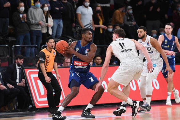 Basketball I Mens I 2021 2022 Season I Bundesliga I 13 Matchday I Hamburg Towers ALBA Berlin I 02 01 2022 Jaleen Smith 3, ALBA Berlin vs Maik Kotsar 11, Center, Hamburg Towers and Ray McCallum 10, Point Guard, Hamburg Towers Hamburg edel optics de Arena Hamburg Germany. Copyright: xLobeca AndreasxHannigx