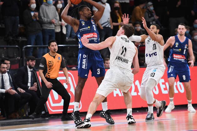 Basketball I Mens I 2021 2022 Season I Bundesliga I 13 Matchday I Hamburg Towers ALBA Berlin I 02 01 2022 Jaleen Smith 3, ALBA Berlin vs Maik Kotsar 11, Center, Hamburg Towers and Ray McCallum 10, Point Guard, Hamburg Towers Hamburg edel optics de Arena Hamburg Germany. Copyright: xLobeca AndreasxHannigx