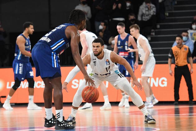 Basketball I Mens I 2021 2022 season I Bundesliga I 13 matchday I Hamburg Towers ALBA Berlin I 02 01 2022 Ray McCallum 10, point guard, Hamburg Towers prevents Jaleen Smith 3 attack, ALBA Berlin Hamburg edel optics de Arena Hamburg Germany Copyright: xLobeca AndreasxHannigx