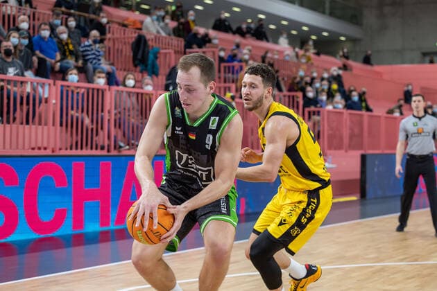 Jonas Niedermanner Roemerstrom Gladiators Trier, 12 Joanic Gruettner Bacoul Tigers Tuebingen, 50 ¨¨Tigers Tuebingen vs Roemerstrom Gladiators Trier, 2 Basketball, Bundesliga, Pro A, Barmer 2 Basketball, Matchday 17, Season 2021 2022, 02 01 2022, ¨¨ Tigers Tuebingen Roemerstrom Gladiators Trier, Basketball, 2 Bundesliga, Barmer 2 Basketball, Matchday 17, Season 2021 2022, 02 01 2022 Tuebingen. Copyright: xNinaxSander xEibnerxPressefotoxIx EP_NSR