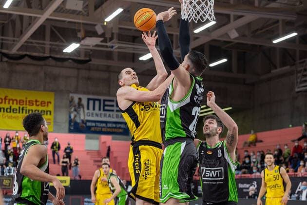 Daniel Keppeler Tigers Tuebingen, 31 Radoslav Pekovic Roemerstrom Gladiators Trier, 23 ¨¨Tigers Tuebingen vs Roemerstrom Gladiators Trier, 2 Basketball, Bundesliga, Pro A, Barmer 2 Basketball, Matchday 17, Season 2021 2022, 02 01 2022, ¨¨ Tigers Tuebingen Roemerstrom Gladiators Trier, Basketball, 2 Bundesliga, Barmer 2 Basketball, Matchday 17, Season 2021 2022, 02 01 2022 Tuebingen. Copyright: xNinaxSander xEibnerxPressefotoxIx EP_NSR