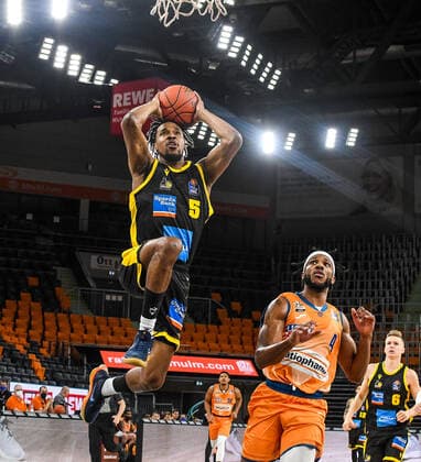 GER, BBL, ratiopharm ulm vs MHP RIESEN Ludwigsburg 02 01 2022, ratiopharm arena, Neu Ulm, GER, BBL, ratiopharm ulm vs MHP RIESEN Ludwigsburg, pictured spectacular basket by Justin Simon Ludwigsburg, 5 , Jaron Blossomgame Ulm, 4 nordphotoxGmbHx xHafner nph00200