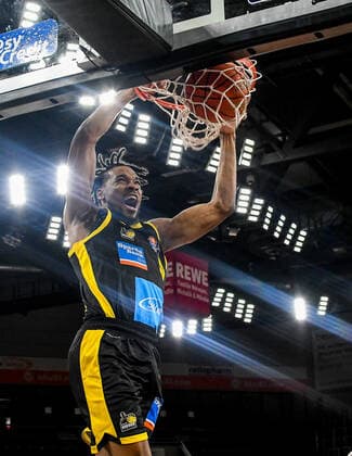GER, BBL, ratiopharm ulm vs MHP RIESEN Ludwigsburg 02 01 2022, ratiopharm arena, Neu Ulm, GER, BBL, ratiopharm ulm vs MHP RIESEN Ludwigsburg, in picture spectacular basket by Justin Simon Ludwigsburg, 5 nordphotoxGmbHx xHafner nph00200