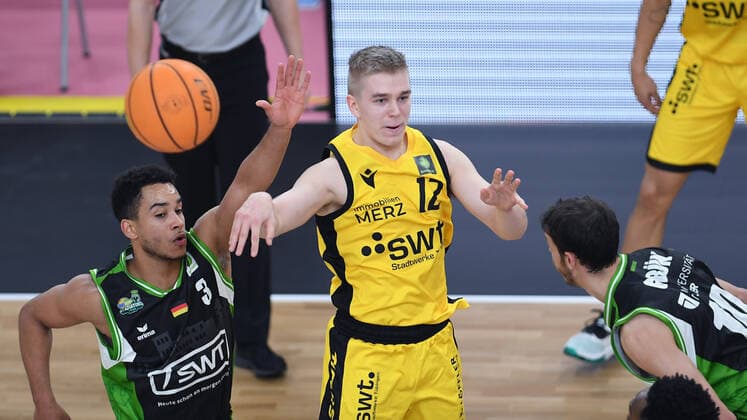 Basketball 2 Bundesliga 2020 2021 17 Matchday at Paul Horn Arena Tigers Tuebingen ROEMERSTROM Gladiators Trier 02 01 2021 Aatu Kivimaeki center, Tigers vs Garai Zeeb li, Trier and Thomas Gruen r, Trier.