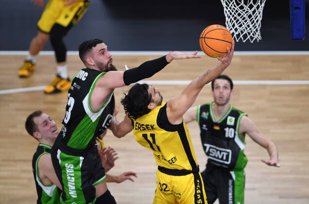 Basketball 2 Bundesliga 2020 2021 17 Matchday at Paul Horn Arena Tigers Tuebingen ROEMERSTROM Gladiators Trier 02 01 2021 Erol Ersek r, Tigers vs Radoslav Pekovic l, Trier.