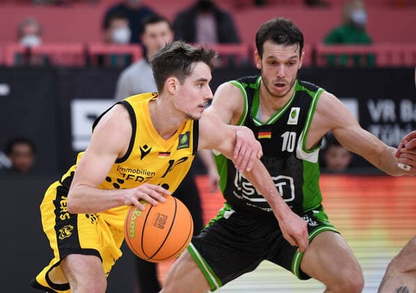 Basketball 2 Bundesliga 2020 2021 17 matchday at Paul Horn Arena Tigers Tuebingen ROEMERSTROM Gladiators Trier 02 01 2021 Gianni Otto li, Tigers vs Thomas Gruen r, Trier