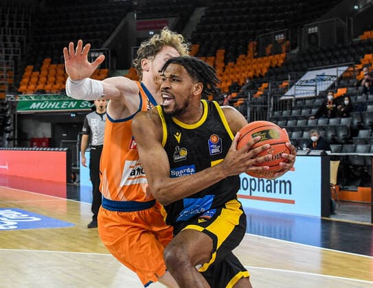 GER, BBL, ratiopharm ulm vs MHP RIESEN Ludwigsburg 02 01 2022, ratiopharm arena, Neu Ulm, GER, BBL, ratiopharm ulm vs MHP RIESEN Ludwigsburg, in picture Justin Simon Ludwigsburg, 5 energetically asserts himself against Per Günther Guenther Ulm, 6 nordphotoxGmbHx xHafner nph00200