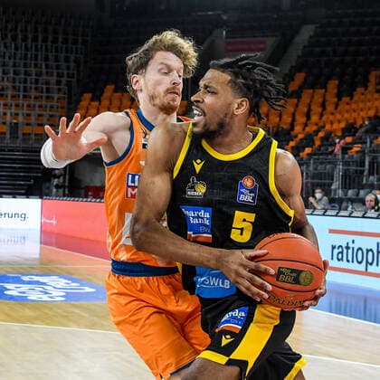 GER, BBL, ratiopharm ulm vs MHP RIESEN Ludwigsburg 02 01 2022, ratiopharm arena, Neu Ulm, GER, BBL, ratiopharm ulm vs MHP RIESEN Ludwigsburg, in picture Justin Simon Ludwigsburg, 5 energetically asserts himself against Per Günther Guenther Ulm, 6 nordphotoxGmbHx xHafner nph00200