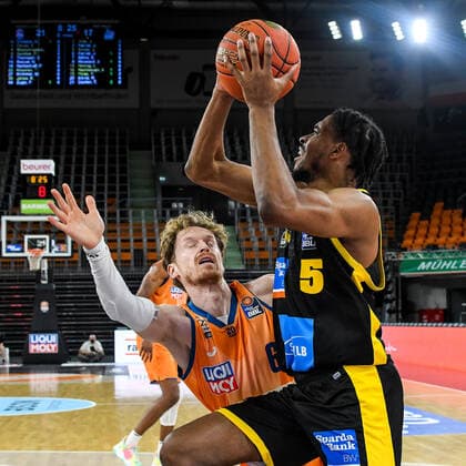 GER, BBL, ratiopharm ulm vs MHP RIESEN Ludwigsburg 02 01 2022, ratiopharm arena, Neu Ulm, GER, BBL, ratiopharm ulm vs MHP RIESEN Ludwigsburg, in picture Justin Simon Ludwigsburg, 5 energetically asserts himself against Per Günther Guenther Ulm, 6 nordphotoxGmbHx xHafner nph00200