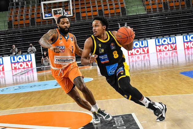 GER, BBL, ratiopharm ulm vs MHP RIESEN Ludwigsburg 02 01 2022, ratiopharm arena, Neu Ulm, GER, BBL, ratiopharm ulm vs MHP RIESEN Ludwigsburg, pictured Sindarius Thornwell Ulm, 7 , James Woodard Ludwigsburg, 8 nordphotoxGmbHx xHafner nph00200