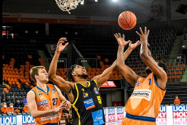GER, BBL, ratiopharm ulm vs MHP RIESEN Ludwigsburg 02 01 2022, ratiopharm arena, Neu Ulm, GER, BBL, ratiopharm ulm vs MHP RIESEN Ludwigsburg, pictured fighting for the rebound, Moritz Krimmer Ulm, 27 , Justin Simon Ludwigsburg, 5 , Cristiano Felicio Ulm, 1 nordphotoxGmbHx xHafner nph00200
