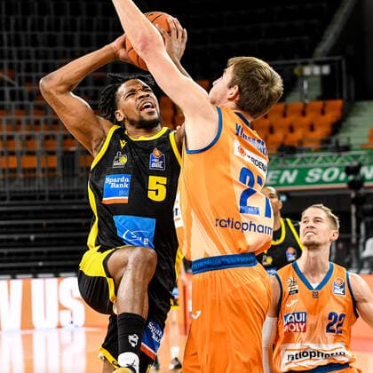 GER, BBL, ratiopharm ulm vs MHP RIESEN Ludwigsburg 02 01 2022, ratiopharm arena, Neu Ulm, GER, BBL, ratiopharm ulm vs MHP RIESEN Ludwigsburg, in picture Justin Simon Ludwigsburg, 5 , Moritz Krimmer Ulm, 27 nordphotoxGmbHx xHafner nph00200