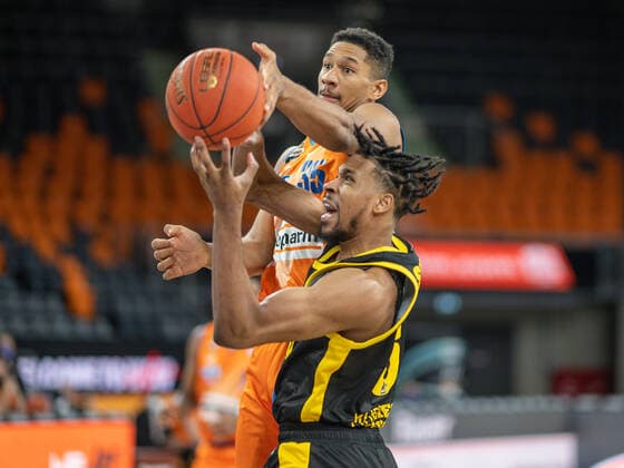 Karim Jallow Ratiopharm Ulm 35 , Justin Simon MHP Riesen Ludwigsburg, 05 , GER, Ratiopharm Ulm vs MHP Riesen Ludwigsburg, Basketball, Bundesliga, easycredit, 15 Spieltag, Spielzeit 2021 2022, 02 01 2022, GER, Ratiopharm Ulm vs MHP Riesen Ludwigsburg, Basketball, Bundesliga, easycredit, 15 Spieltag, Spielzeit 2021 2022, 02 01 2022 Ulm Copyright: xEibner-Pressefoto SaschaxWaltherx EP_EER