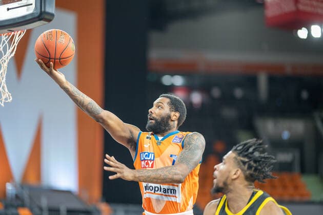 Sindarius Thornwell Ratiopharm Ulm 07 , Justin Simon MHP Riesen Ludwigsburg, 05 , GER, Ratiopharm Ulm vs MHP Riesen Ludwigsburg, Basketball, Bundesliga, easycredit, 15 Spieltag, Spielzeit 2021 2022, 02 01 2022, GER, Ratiopharm Ulm vs MHP Riesen Ludwigsburg, Basketball, Bundesliga, easycredit, 15 Spieltag, Spielzeit 2021 2022, 02 01 2022 Ulm Copyright: xEibner-Pressefoto SaschaxWaltherx EP_EER